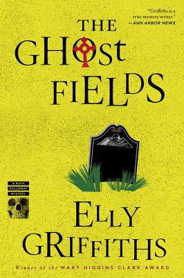 The Ghost Fields (Ruth Galloway Mysteries)